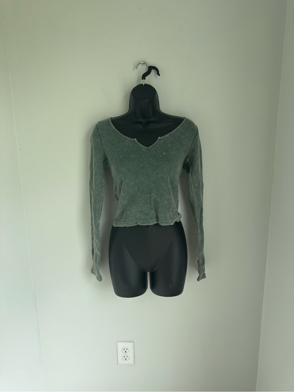 NWT VS Pink Green Long-Sleeve Ribbed V-Neck Top Size M